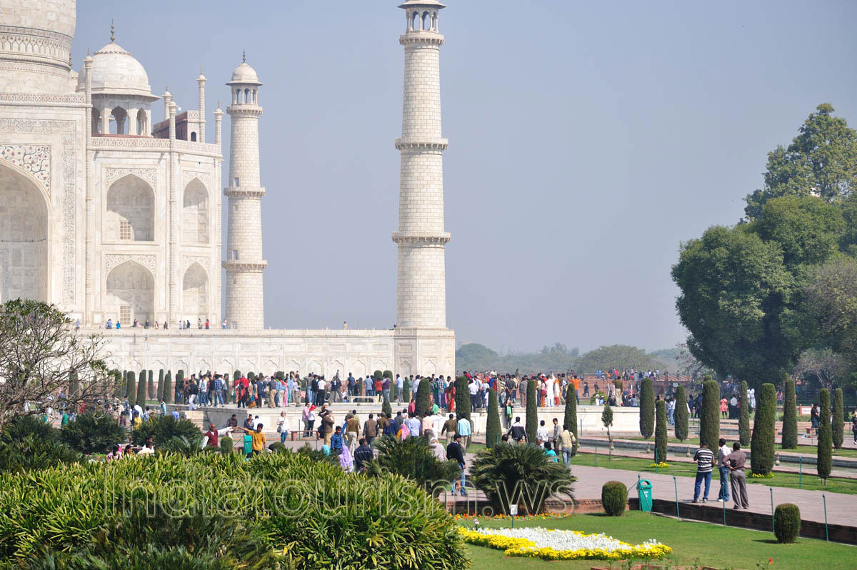 Taj Mahal is full of tourists in the noon
