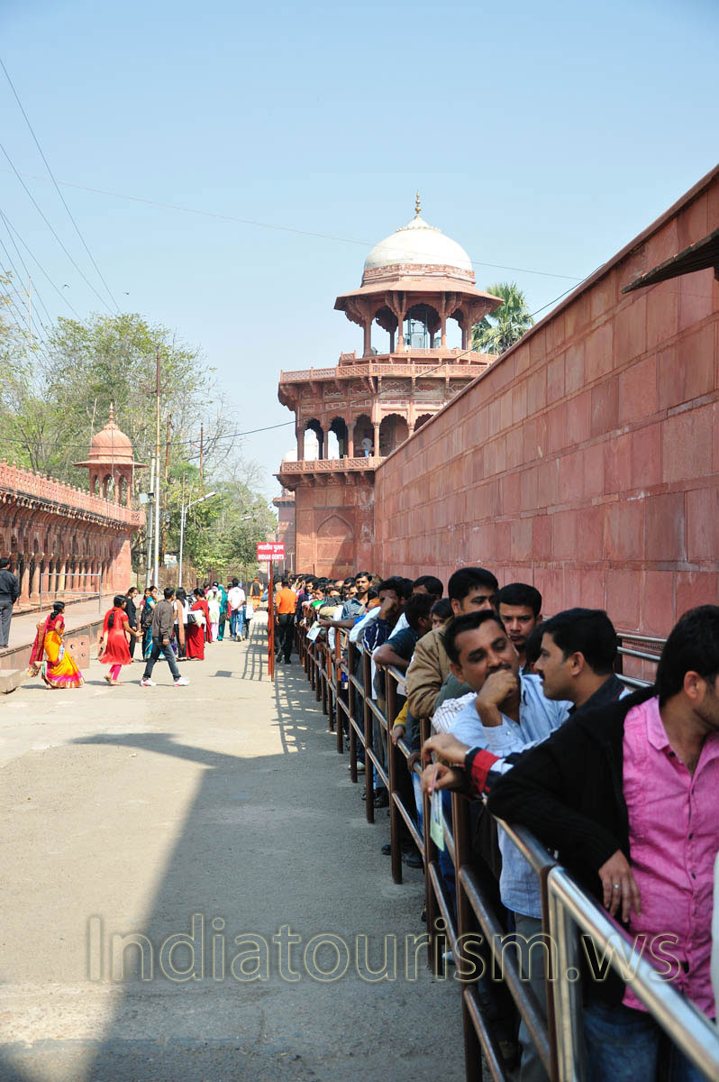 Long queue to the Taj Mahal