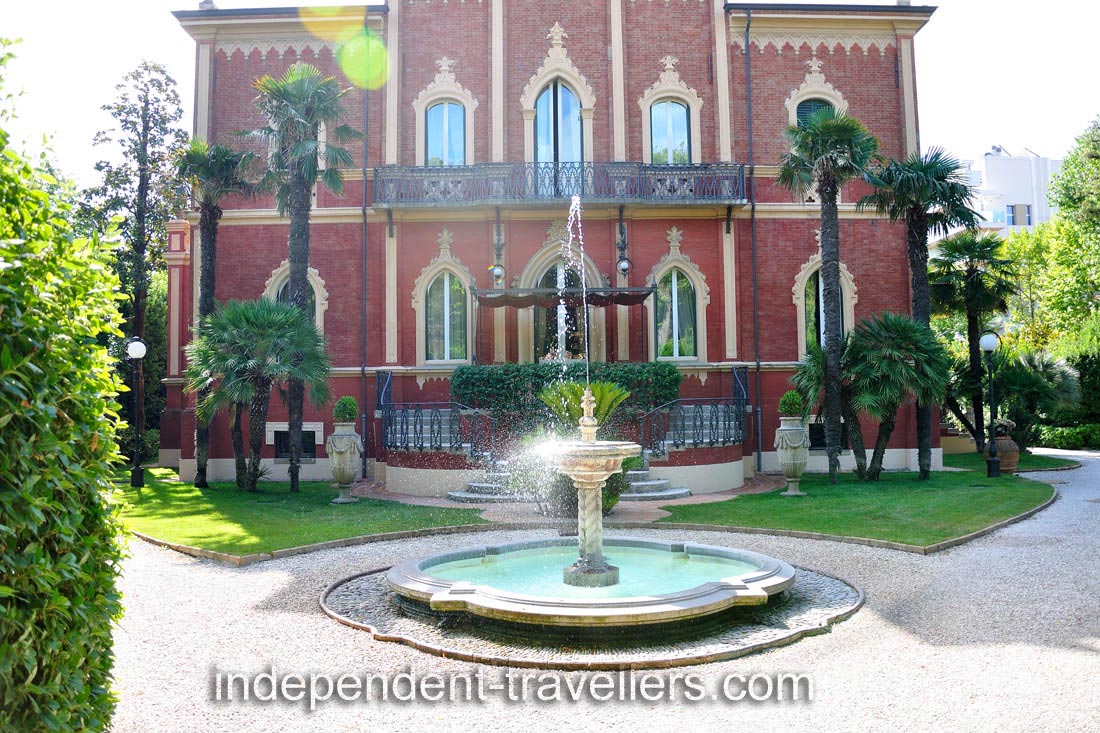 A fountain in the courtyard on the Dandolo street, 4