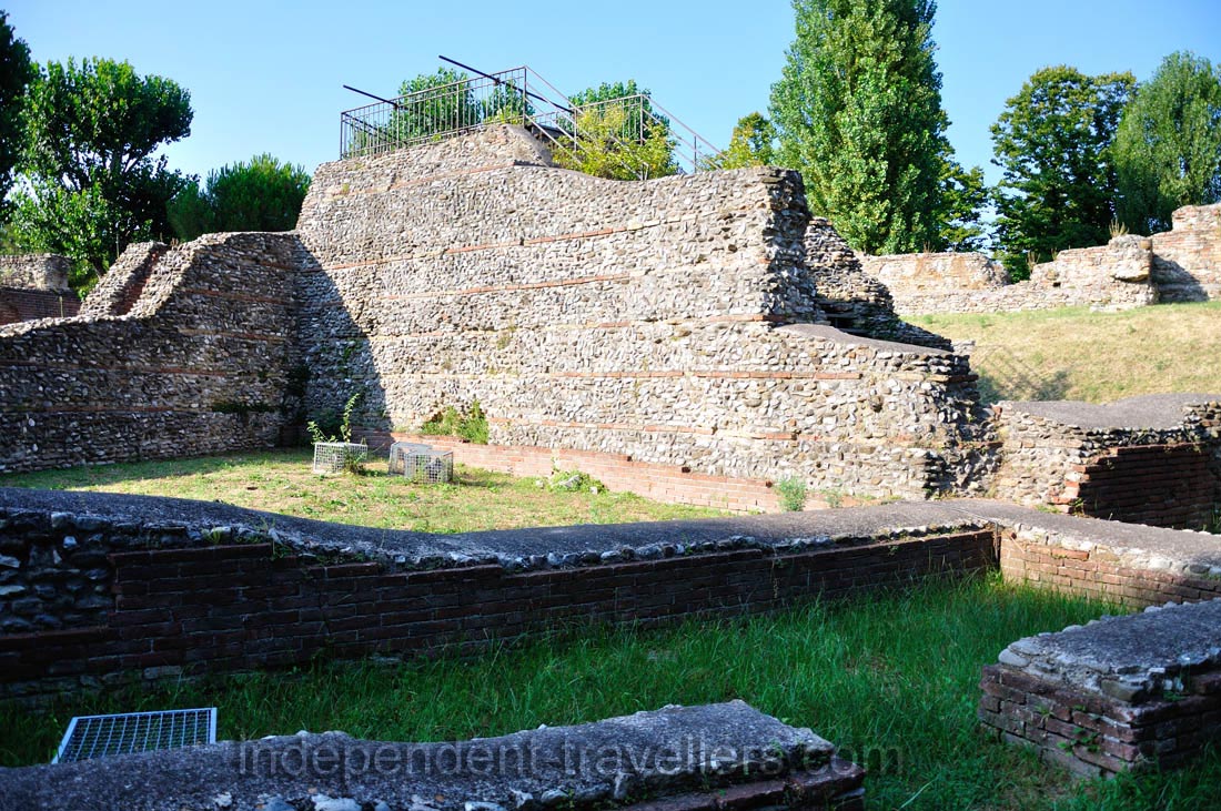 I was walking inside the amphitheatre in Rimini with my son, there were no people inside