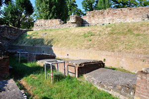 An elliptical outline, some walls and gates, it is all that is left from the amphitheatre in Rimini