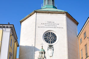 The sanctuary of St. Anthony of Padua is located on the Piazza Tre Martiri