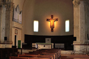 The interior of the Tempio Malatestiano and “The Crucifix” by Giotto