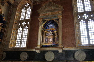 An inscription in the Tempio Malatestiano reads “Regina Mater Pietatis”