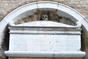 A skull is on the outer wall of Chiesa di Sant'Agostino, on the left from the entrance