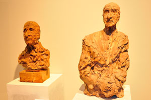 The exhibition of “Estasi Immobile”: sculptures of old men