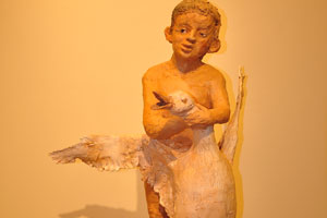 The exhibition of “Estasi Immobile”: the boy holds the goose by the neck