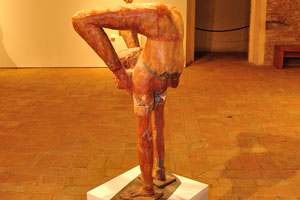 The exhibition of “Estasi Immobile”: a statue of woman acrobat