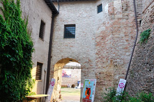 I am in the courtyard surrounded by the walls of Castel Sismondo