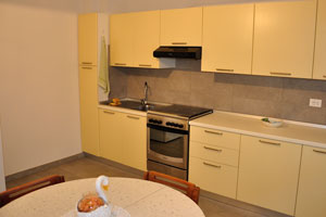 The kitchen cabinet with integrated oven is in the apartment where we stayed