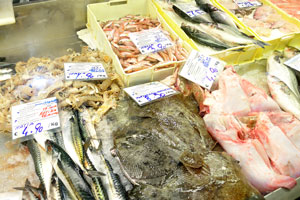 The price of flatfish is €8.50 per kg, the price of scomber is €4.90 per kg