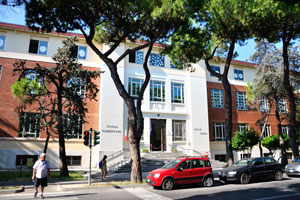 An elementary school is located on the street of Giacomo Matteotti, 28