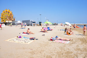 There is a plenty of space on the free beach of Rimini to choose from