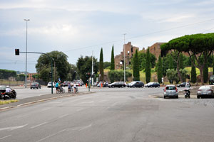 The five-way intersection connects the Via dei Cerchi, Viale Aventino and Via di San Gregorio streets