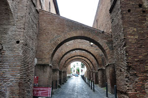 Strolling under the arches of the Clivo di Scauro street
