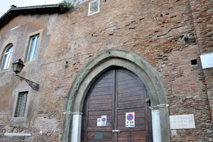 The gate of the church of San Tommaso in Formis is located next to the Arch of Dolabella