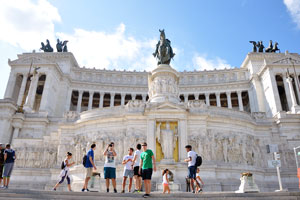 Tourists at the background of the Monumento Nazionale a Vittorio Emanuele II
