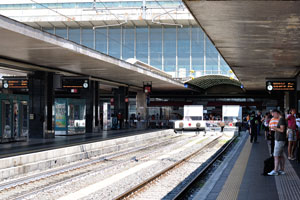 The passenger tracks 3, 4 and 5 are on the Roma Termini railway station