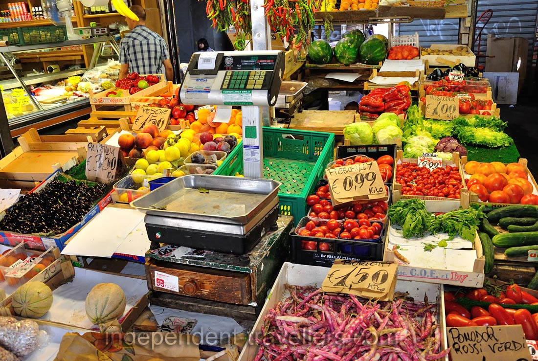 Tomatoes cost less than 1 euro per kg on this market