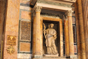 One of the statues of the Pantheon