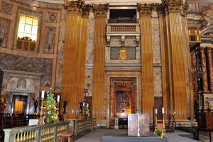 The chapel to the right of the high altar is the chapel of the Sacro Cuore “Holy heart of Jesus”