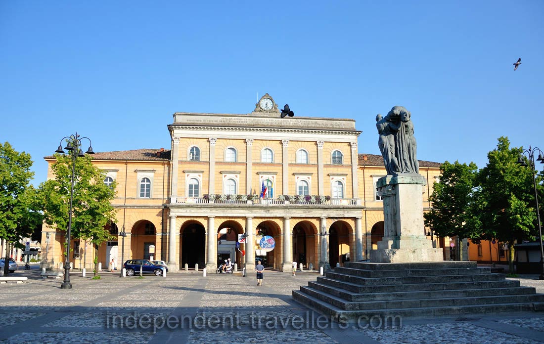 A war memorial &ldquo;Monumento ai caduti&rdquo; is on the square of Ganganelli