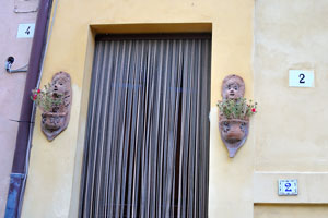 The house with number 2 is on the Via della Costa street