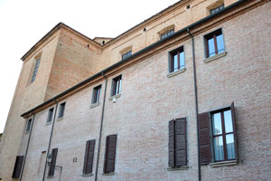 Side view of the Collegiate church from the Via Cesare Battisti street