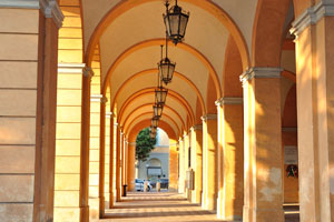 Strolling under the arches of the Town Hall, built on designs by Giovanni Benedettini