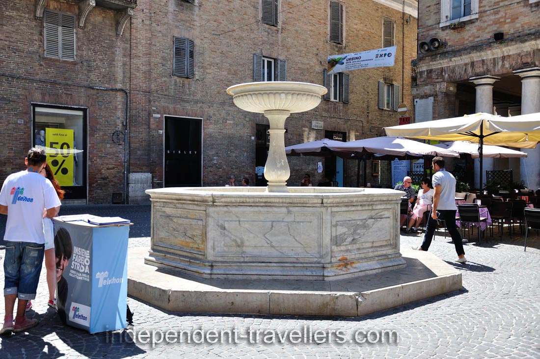 This fountain is found on Piazza della Repubblica