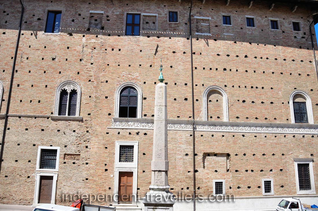 This monument is placed in Piazza Rinascimento