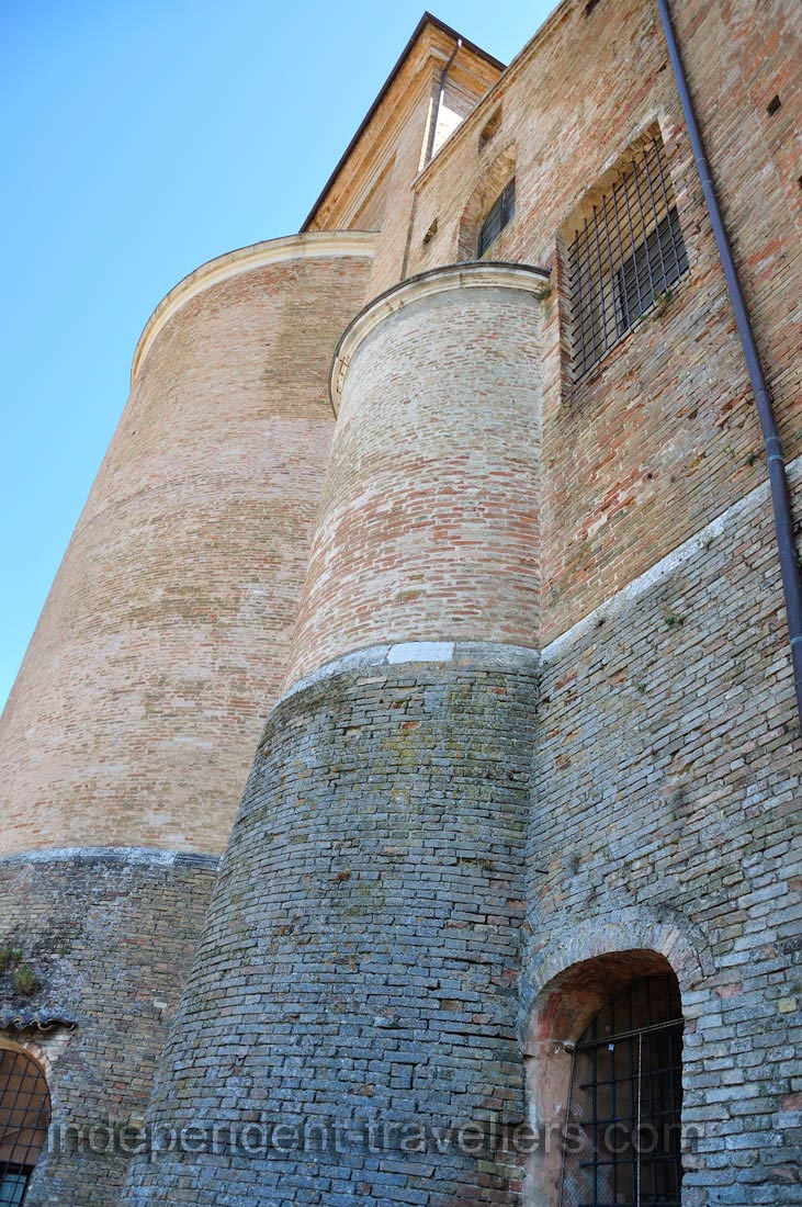 The rear wall of Urbino Cathedral is very high