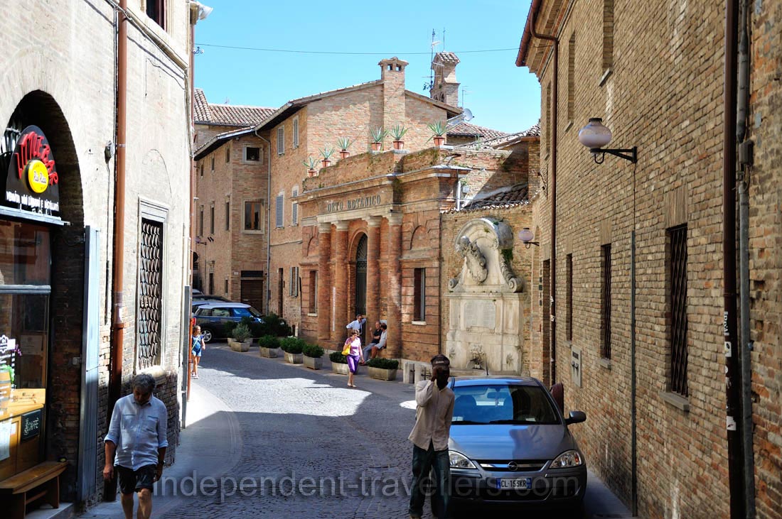&ldquo;Little Bar&rdquo;, the botanical garden and the post office