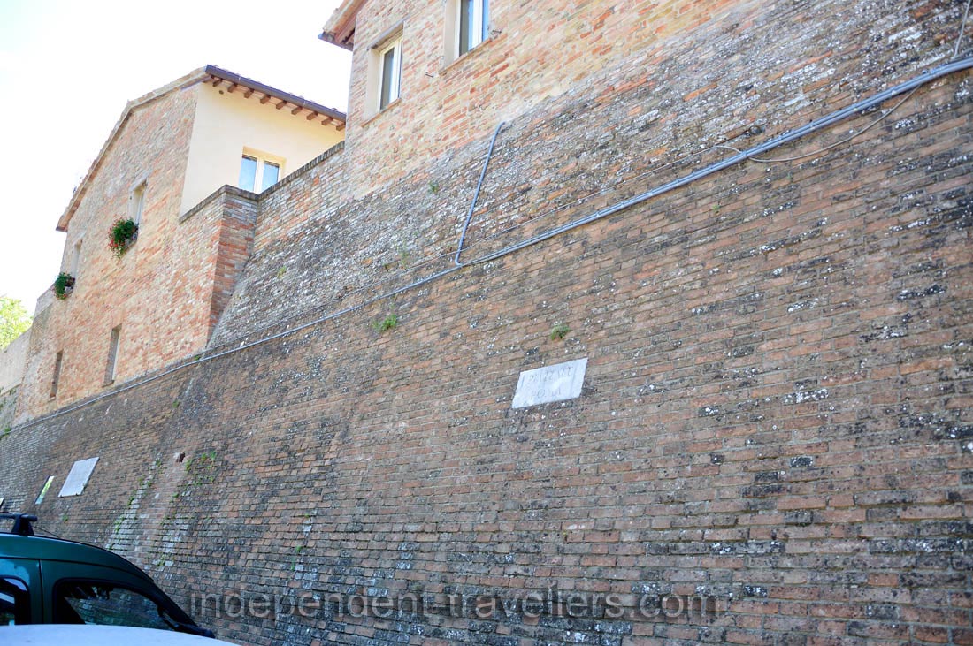 The building #101 is on Via Raffaello Sanzio street