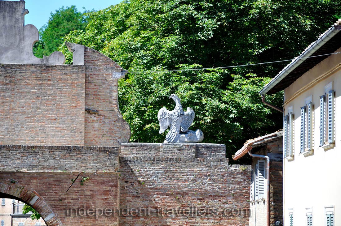 The statue of an eagle is found on the arch of Borgo Mercatale street
