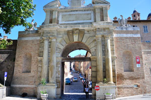 An entrance to the city from Piazza del Mercatale