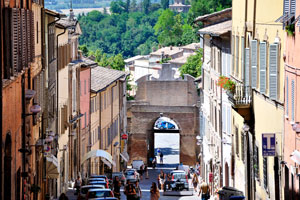 The city's arch as seen from Via Giuseppe Mazzini street