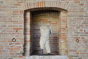The statue of a man without head is in the Ducal Palace