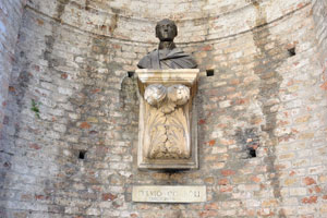 The statue of Fulvio Corboli is on Corso Giuseppe Garibaldi street