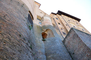 The back side of Urbino Cathedral is on Corso Giuseppe Garibaldi street