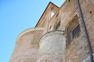 The rear wall of Urbino Cathedral is very high
