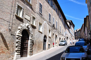 The steep slope of Via Raffaello Sanzio street