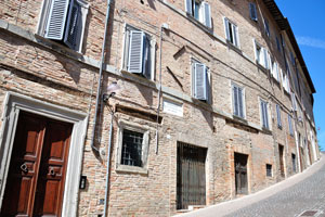 The building #77 is on Via Raffaello Sanzio street