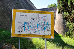 The map of “Comunita Montana Alto Medio Metauro” is found beside the wall of La Fortezza