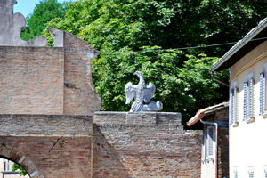 The statue of an eagle is found on the arch of Borgo Mercatale street