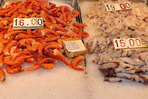 The price of shrimp is €16 per kg, the price of squid is €15 per kg, the price of mussel is €2.30 per kg