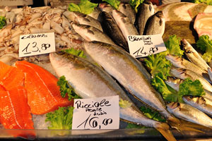 The price of ricciola is €16 per kg, the price of small branzino is €12.80 and the price of larger branzino €14.80