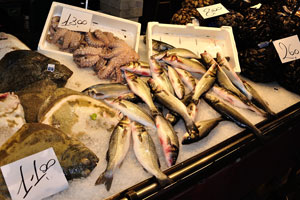 The price of flatfish is €11 per kg, the price of octopus is €13 per kg