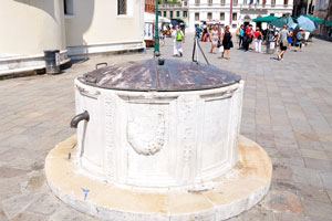 One of the enclosed wells beside the Santa Maria Formosa church