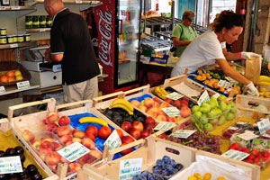 There are plenty of fruits and vegetables in the Rialto market